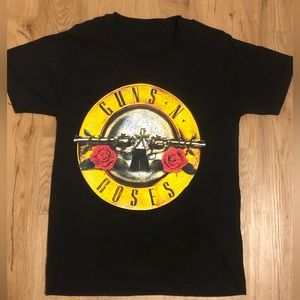Small black Guns N Roses Shirt.